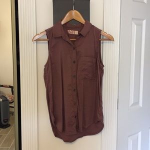 Collared sleeveless blouse with buttons.